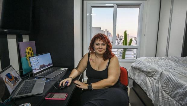 Lara Maia posa para una fotografía en su microapartamento de 16 metros cuadrados, en el centro de Sao Paulo, Brasil