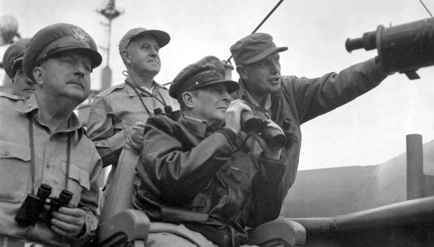 El General Douglas MacArthur, CiC del Mando de la ONU (sentado), observa el bombardeo naval de Incheon desde el USS Mount McKinley, 15 de septiembre de 1950