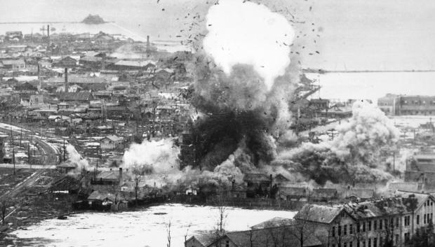 B-26 Invaders bombardean depósitos logísticos en Wonsan, Corea del Norte, 1951