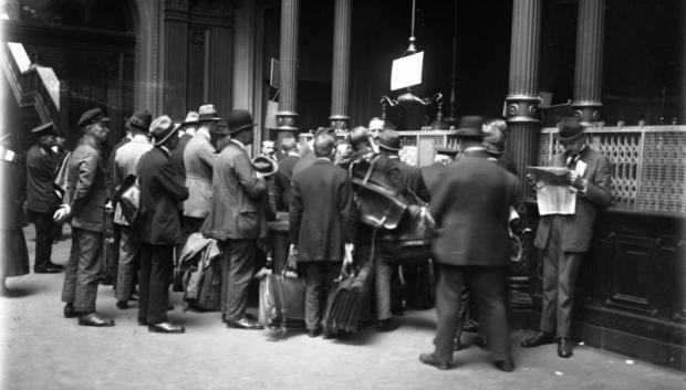 Sede del Reichsbank en Berlín, junio de 1923: usuarios emplean maletines para transportar el dinero recibido del banco