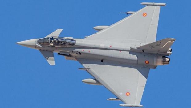 Un Eurofighter en vuelo del Ala 11