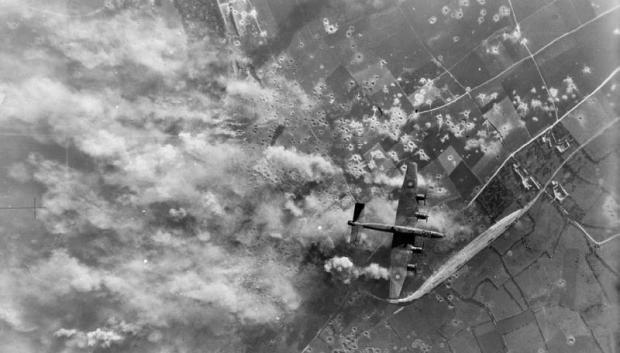 Bombarderos Halifax del Mando de Bombardeo sobre un blanco en la Europa ocupada