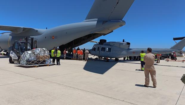 Operación de traslado de un helicóptero AB-412 en el A-400M