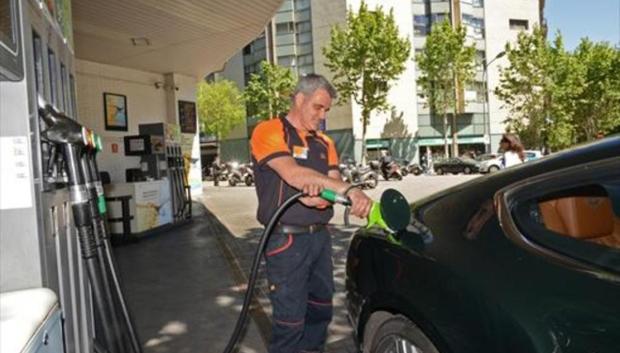 Los operarios de gasolinera son verdaderos expertos en el ahorro en combustible