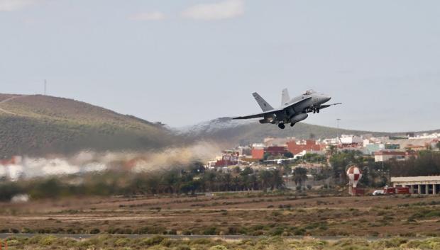 Despegue de un F-18 en la base aérea de Gando (Gran canaria)