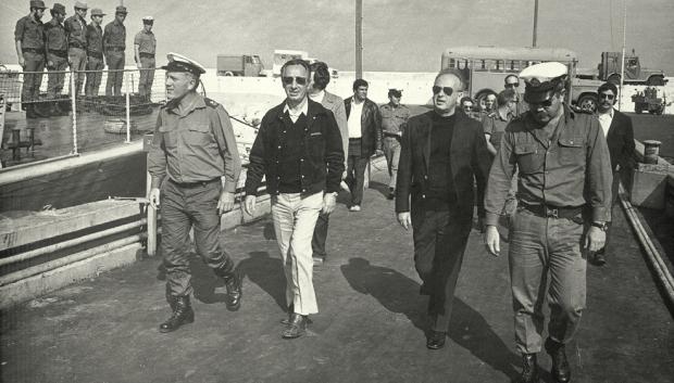 El primer ministro Isaac Rabin y el ministro de exteriores Shimon Peres en una visita a la base naval de Haifa, 1975