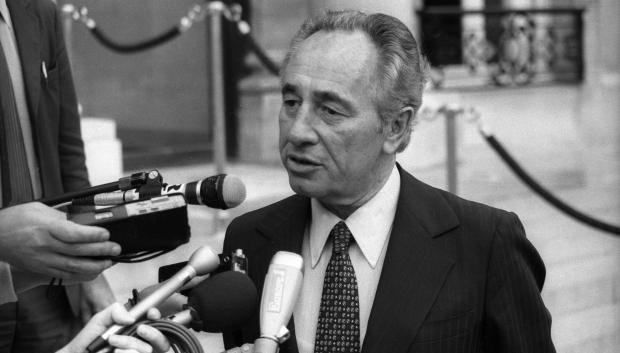 2704916 Shimon Peres saliendo del Elíseo, París, 17 de agosto de 1982 (foto b/n); (add.info.: Shimon Peres saliendo del Elíseo, París, 17 de agosto de 1982); Foto © AGIP; .