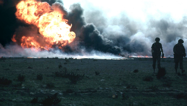 Las fuerzas iraquíes en retirada incendiaron más de 600 pozos de petróleo kuwaitíes, lo que causó grandes daños ambientales y económicos a Kuwait