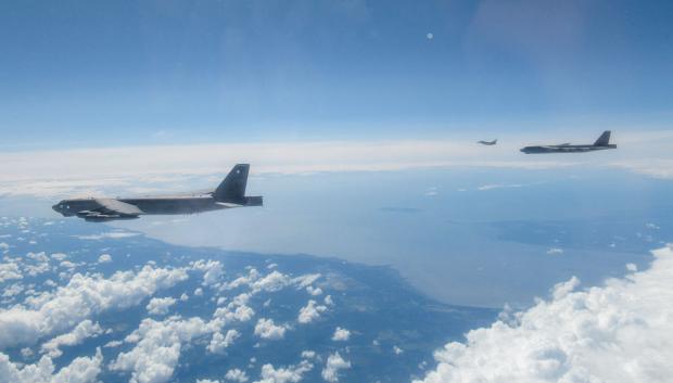 Impresionante imagen de la interceptación entre las nubes de un B-52 norteamericano por Eurofighters británicos