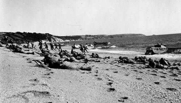 Desembarco de tropas americanas en Slapton Sands, Inglaterra, durante los ensayos de la invasión de Normandía