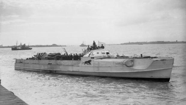 El Schnellboot ("E-boat") alemán S 204 ondeando una bandera blanca de rendición en la base de las fuerzas costeras HMS Beehive, Felixstowe, Suffolk (Reino Unido), el 13 de mayo de 1945.