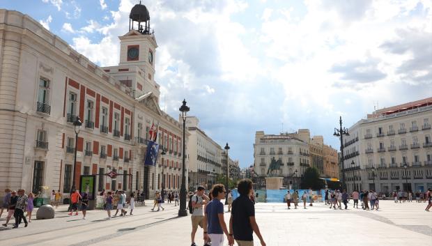 Visa de la Puerta del Sol desde el lateral izquierdo de la plaza