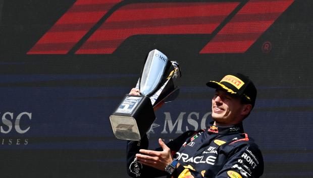 Max Verstappen, con el premio de ganador del GP Bélgica