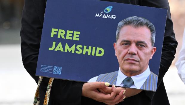 Un manifestante sostiene una foto del iraní-alemán Jamshid Sharmahd