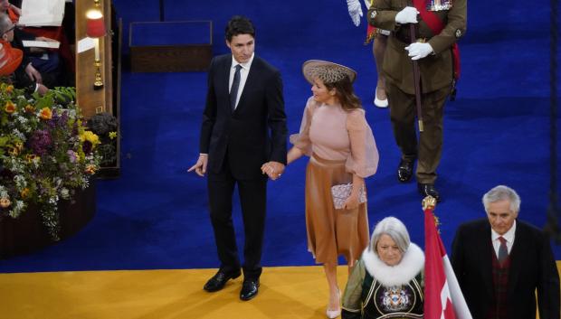 Justin Trudeau y Sophie Grégoire durante la coronación de Carlos III