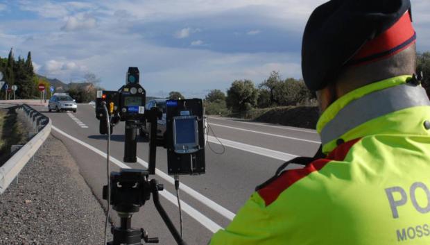 Un Mosso realiza mediciones de velocidad con un radar móvil