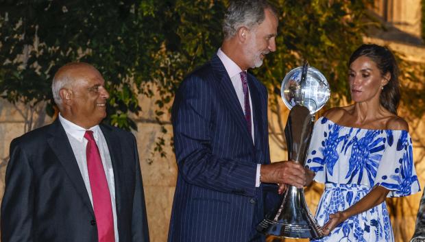 El equipo de fútbol sala Mallorca, campeón de Europa, ofrece el trofeo a los Reyes durante la tradicional recepción a la sociedad balear en el Palacio de Marivent