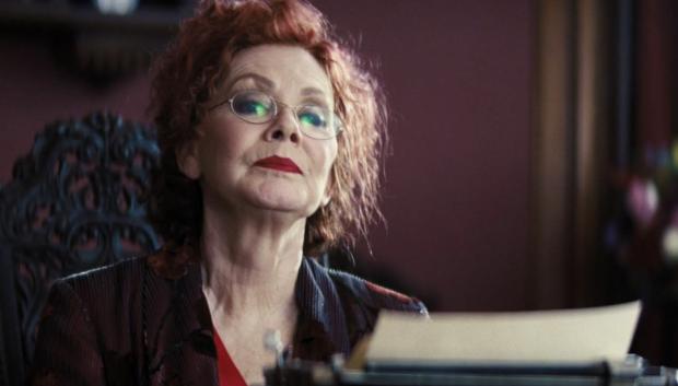 Jean Smart como Elinor St. John