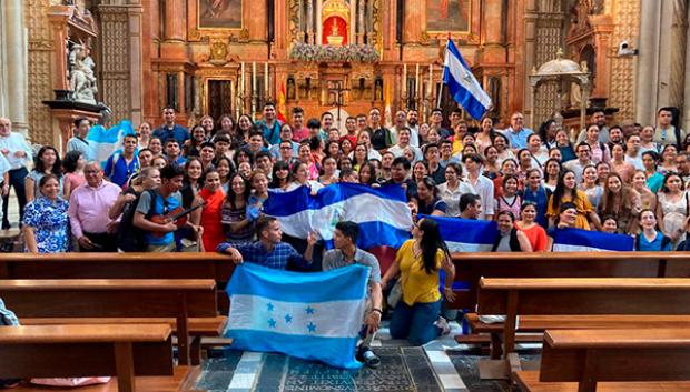 Peregrinos de diferentes países en la Mezquita Catedral de Córdoba