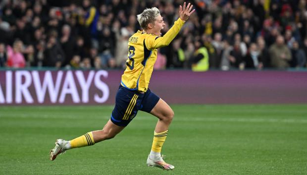 Lina Hurtig celebra el gol de la victoria en la tanda de penaltis frente a Estados Unidos