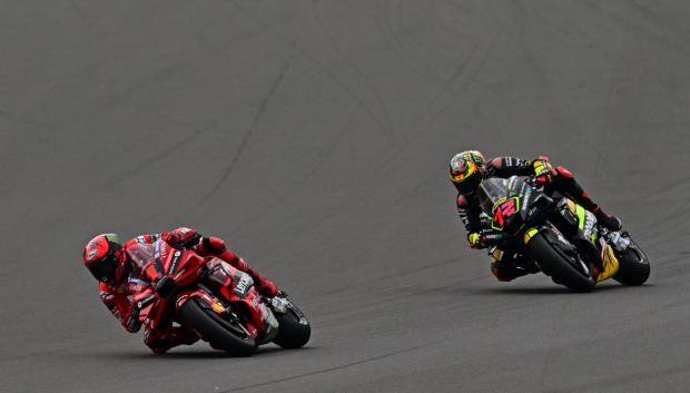 Francesco Bagnaia (L) en la carrera de Silverstone