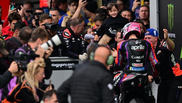 Aleix Espargaró celebra con su equipo la victoria en Silverstone