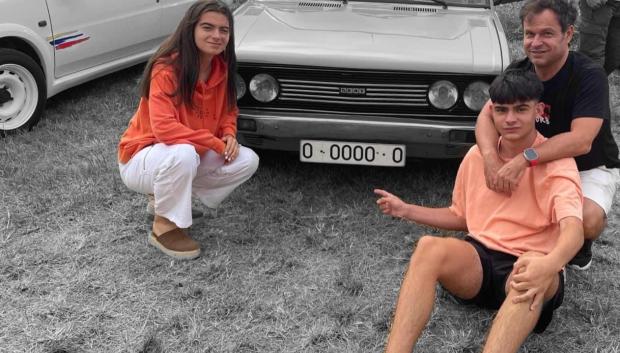 Es habitual que los aficionados se fotografíen con el coche