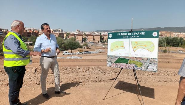 El alcalde, durante su visita a las obras del Parque de Levante.
