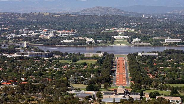 En Australia, la mayor parte de los turistas se aglutinan en Sydney y Melbourne, las ciudades más conocidas. Canberra, por otra parte, es su capital administrativa. De ahí que poco más pueda ofrecer que sedes institucionales, parlamentos y tribunales. Las playas y los canguros quedan lejos de Canberra.