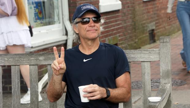 Jon Bon Jovi en Los Hamptons, Nueva York

En la foto haciendo el simbolo V / paz / victoria con los dedos