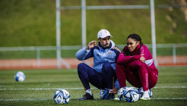 Jorge Vilda ha sido una figura muy importante en la corta carrera como futbolista de Salma Paralluelo