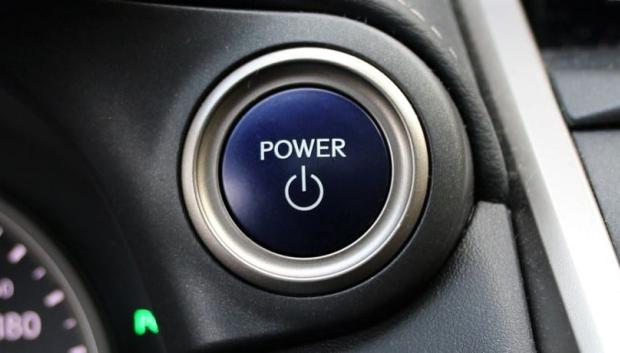 No es conveniente forzar el sistema eléctrico de un coche apagando el motor