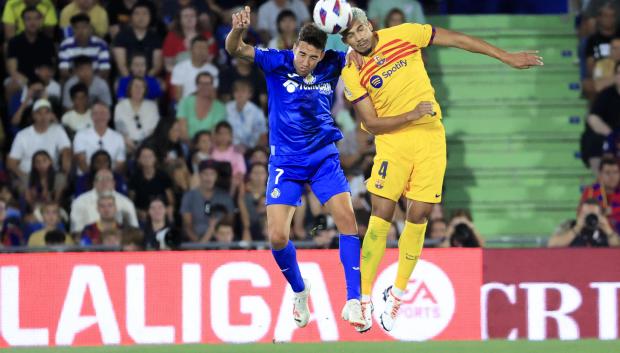 Ronald Araújo despeja un balón junto a Jaime Mata