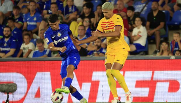 Ronald Araújo intenta robarle un balón a Carles Aleñá