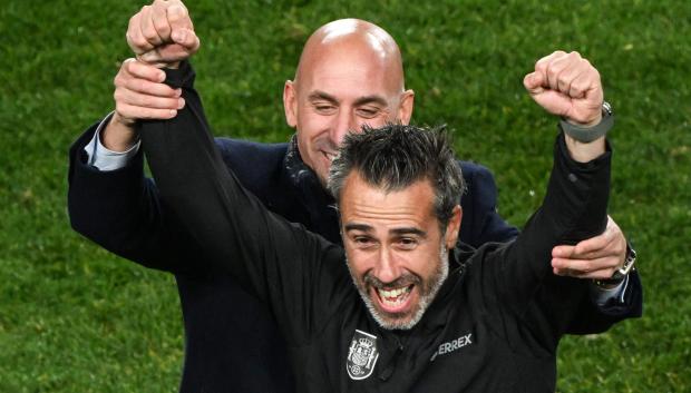 Rubiales levanta los brazos de Vilda, el entrenador que lleva a España a la final del Mundial