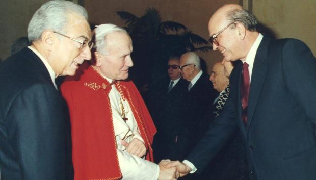 Desde la derecha: Craxi saluda al Papa Juan Pablo II durante una ceremonia en el Quirinale en 1986, bajo la mirada del Presidente Francesco Cossiga.