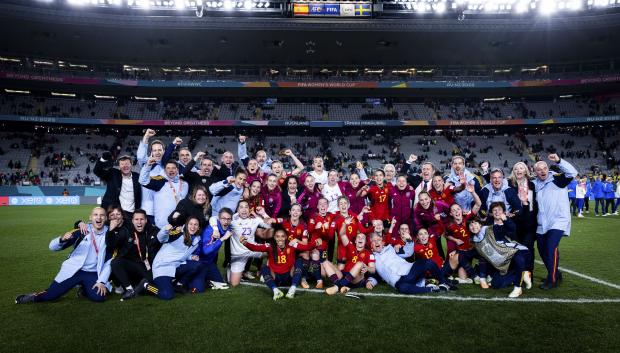 AUCKLAND (NUEVA ZELANDA), 15/08/2023.- La selección española de fútbol femenino celebra tras imponerse a Suecia en la semifinal del Mundial femenino de fútbol este martes en Auckland (Nueva Zelanda).