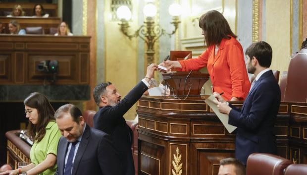 Santiago Abascal entrega su voto a Cristina Narbona