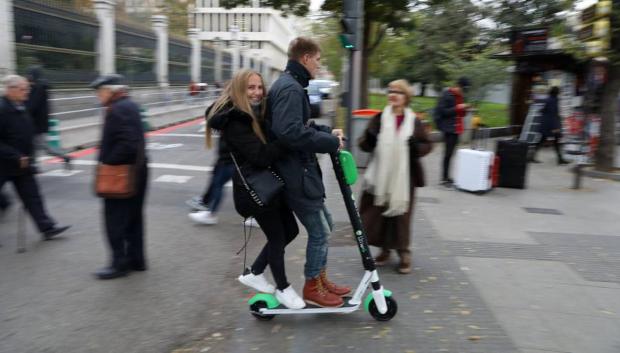 Los patinetes eléctricos están prohibidos para menores de 16 años y nunca pueden ir dos personas