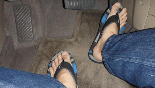 Conducir con chanclas, un riesgo sujeto a sanción