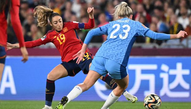 Olga Carmona disputa un balón con Alessia Russo