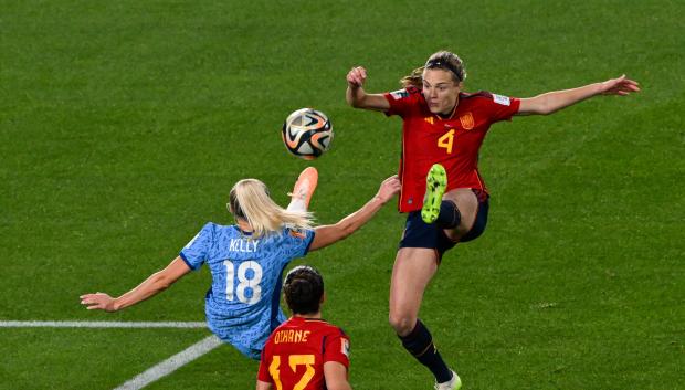 Irene Paredes despeja un balón con Kelly