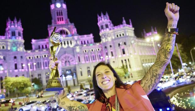 Jenni Hermoso, con el Palacio de Cibeles detrás: España es campeona del mundo