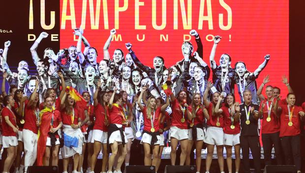 La selección española femenina festeja la Copa del Mundo