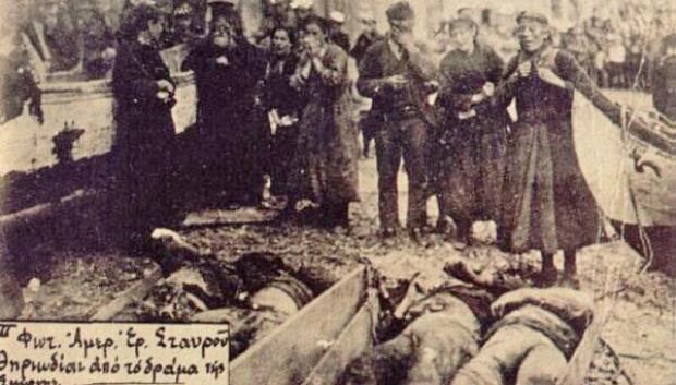 Masacre de Esmirna, 1922. Familias helenas llorando por sus parientes