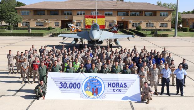 El personal del Ala 14 exhibe con orgullo una enorme pancarta que anuncia las 30.000 horas de vuelo
