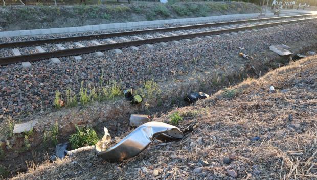 Dos heridos graves al arrollar un tren a un coche en un paso a nivel ...