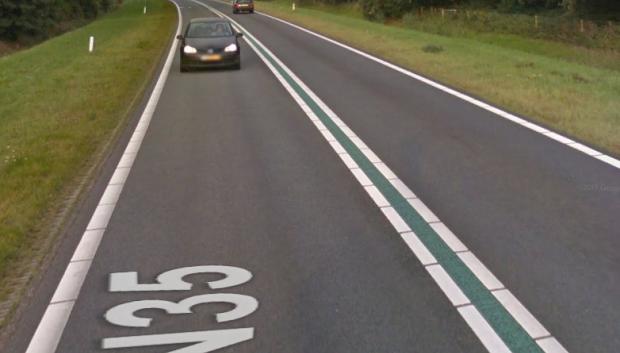 Carretera holandesa con la inédita línea central verde