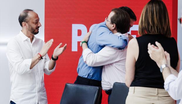 Sánchez y Vara se funden en un abrazo, tras el 23-J