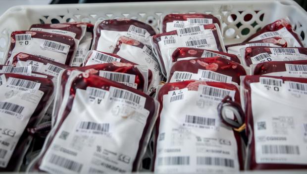 Bolsas de sangre en el laboratorio del centro de Transfusión de Valdebernardo